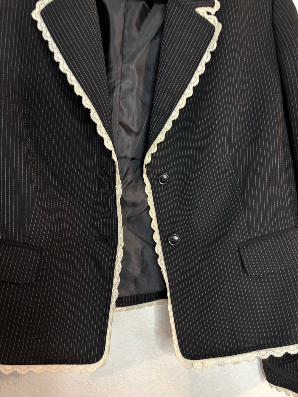 Tahari Black pinned striped  Blazer with Cream Scalloped Trim - Picture 2 of 4
